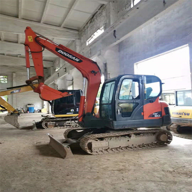 Pronto para o trabalho e experiente usado Coreia importado 6 toneladas Doosan DX 55 em boas condições