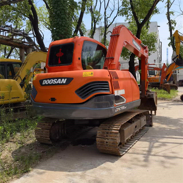 Excavadora de 8 toneladas pronta para o trabalho e experiente usada Coreia importada Doosan DX 75