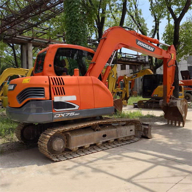 Excavadora de 8 toneladas pronta para o trabalho e experiente usada Coreia importada Doosan DX 75