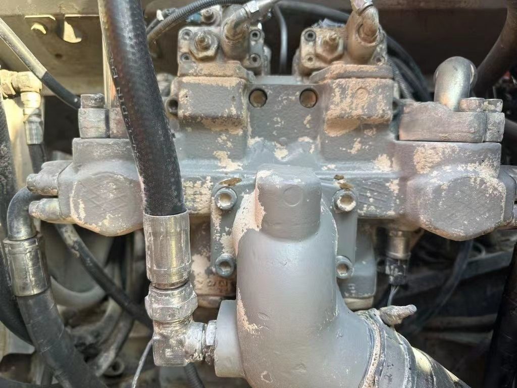 21 toneladas Excavador usado pronto para o trabalho e experiente usado Coreia importado Hitachi 210-3 Em boas condições