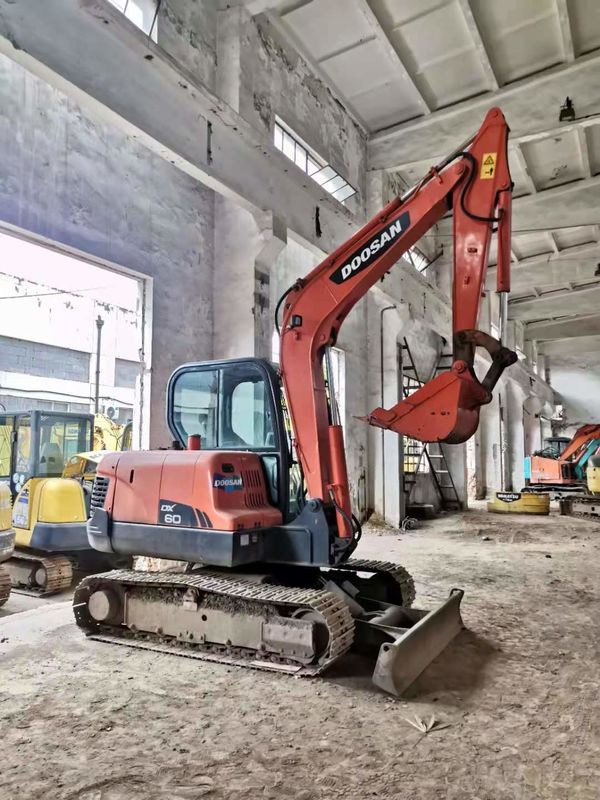 6 toneladas prontas para o trabalho e experientes usadas Coreia importado DOOSAN DX60 em boas condições