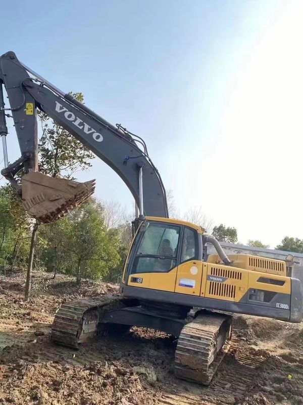 A Suécia importou uma máquina de escavadeira de alta qualidade, a Volvo EC380, usada quase nova.