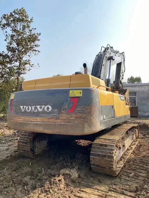 A Suécia importou uma máquina de escavadeira de alta qualidade, a Volvo EC380, usada quase nova.