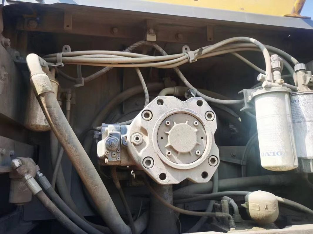 A Suécia importou uma máquina de escavadeira de alta qualidade, a Volvo EC380, usada quase nova.