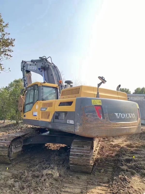 A Suécia importou uma máquina de escavadeira de alta qualidade, a Volvo EC380, usada quase nova.