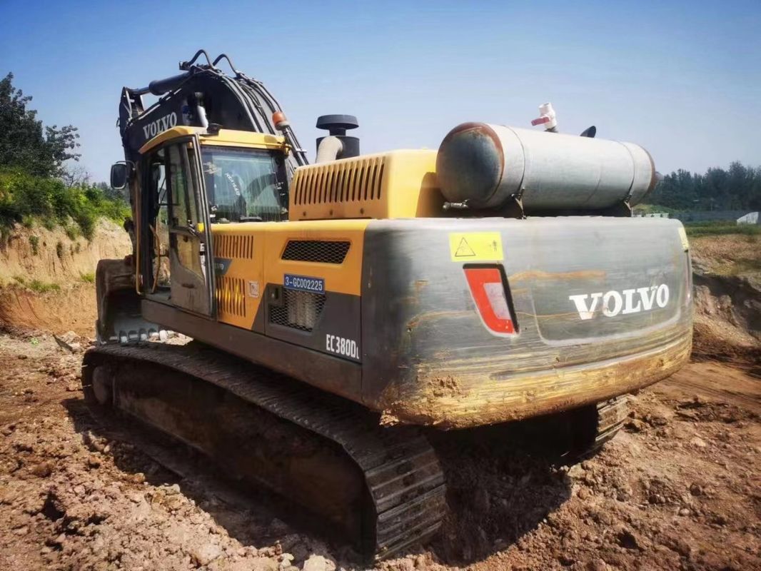 A Suécia importou uma máquina de escavadeira de alta qualidade, a Volvo EC380, usada quase nova.