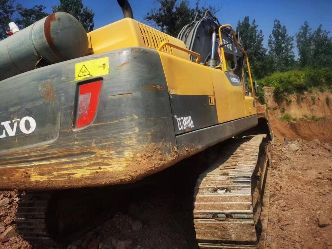 A Suécia importou uma máquina de escavadeira de alta qualidade, a Volvo EC380, usada quase nova.