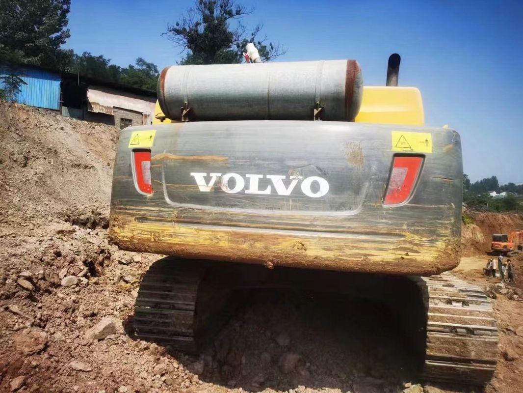 A Suécia importou uma máquina de escavadeira de alta qualidade, a Volvo EC380, usada quase nova.