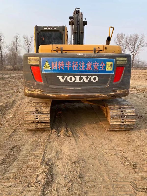 A Suécia importou uma máquina de escavadeira de alta qualidade, a Volvo EC140BL.