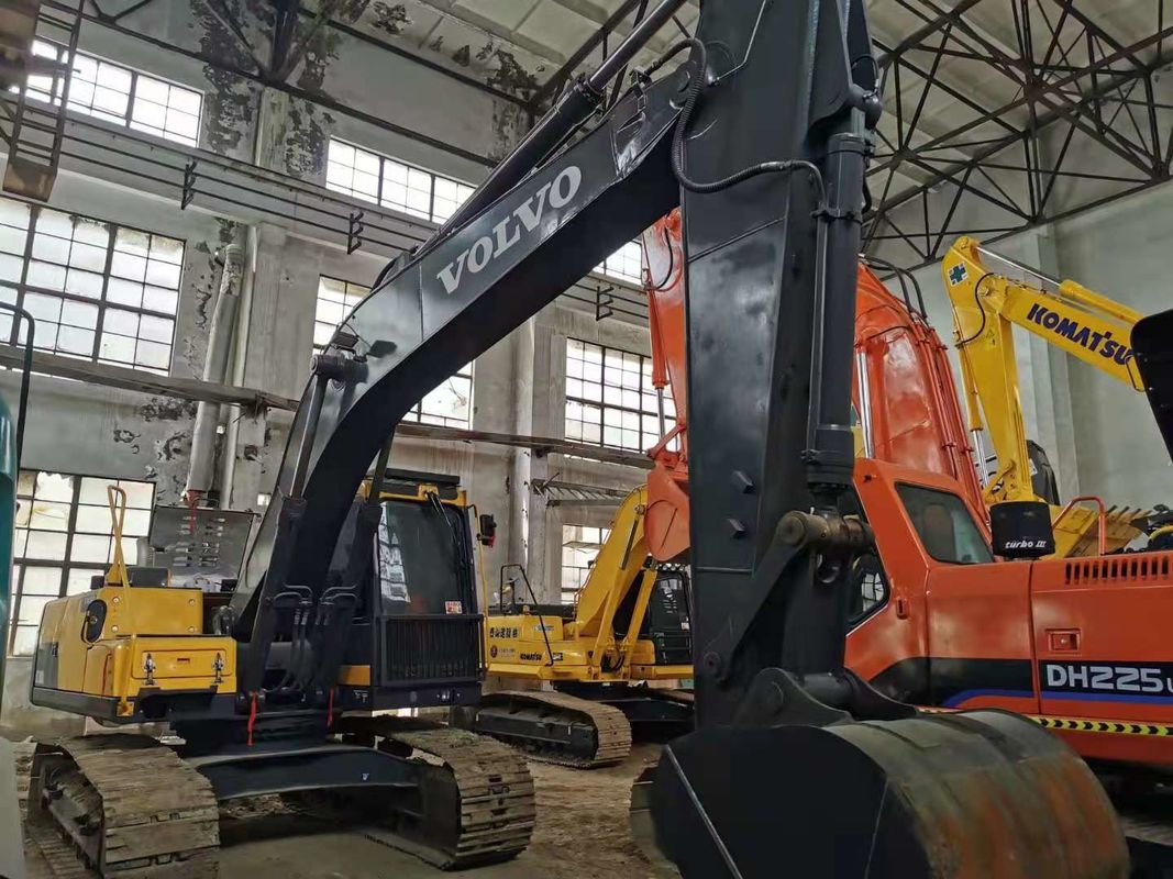 A Suécia importou uma máquina de escavadeira de alta qualidade, a Volvo EC200DL.