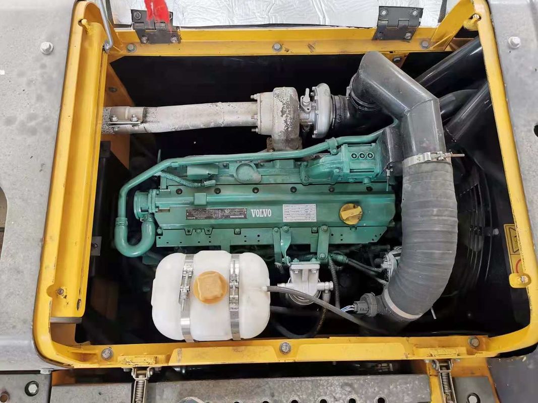 A Suécia importou uma máquina de escavadeira de alta qualidade, a Volvo EC200DL.