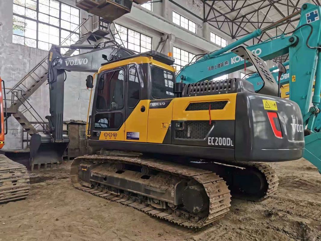 A Suécia importou uma máquina de escavadeira de alta qualidade, a Volvo EC200DL.