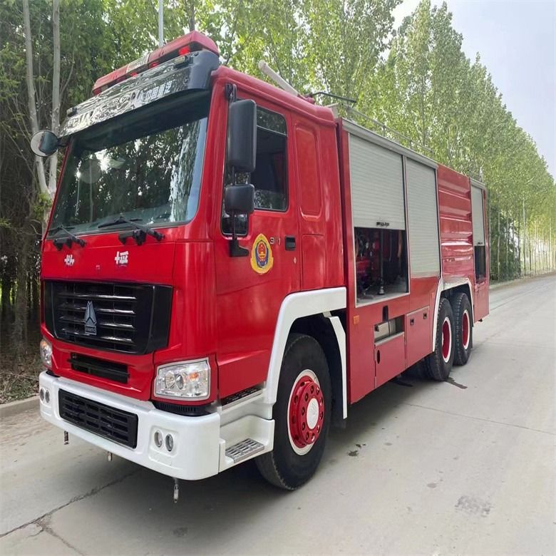 Em bom estado, combustível vermelho tipo Howo, caminhão de combate a incêndios, 16 cvm, transmissão manual.