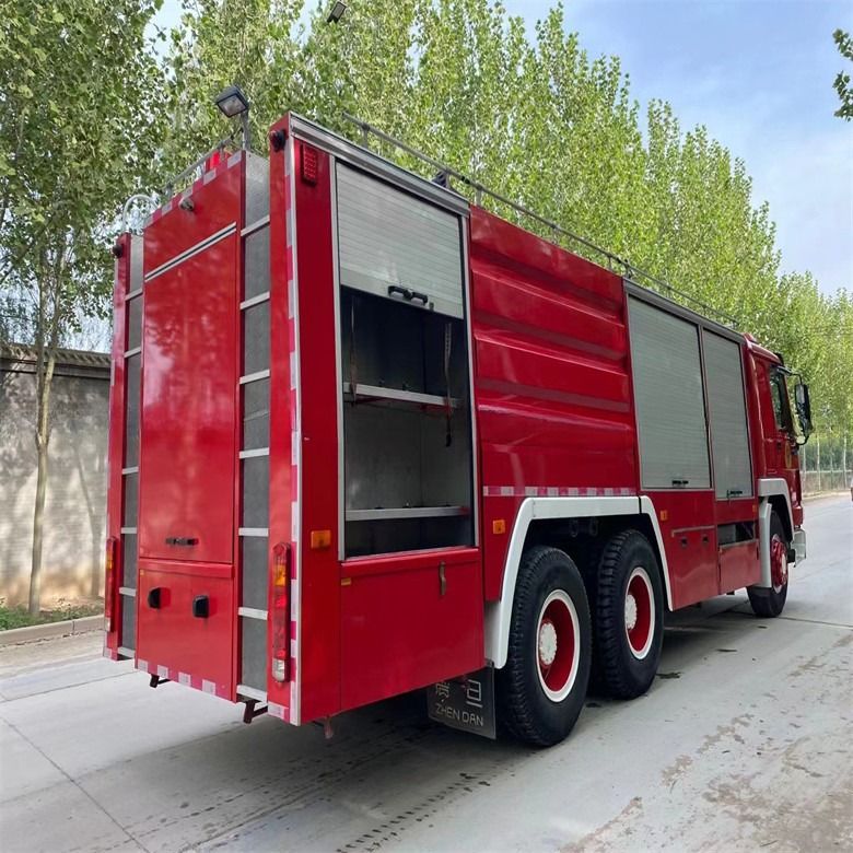 Em bom estado, combustível vermelho tipo Howo, caminhão de combate a incêndios, 16 cvm, transmissão manual.