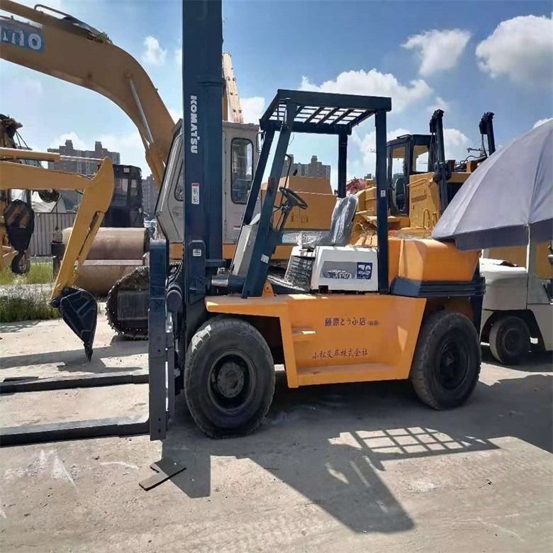 Forquilha diesel Komatsu FD70 de segunda mão fabricada no Japão com capacidade de carga de 7000 kg