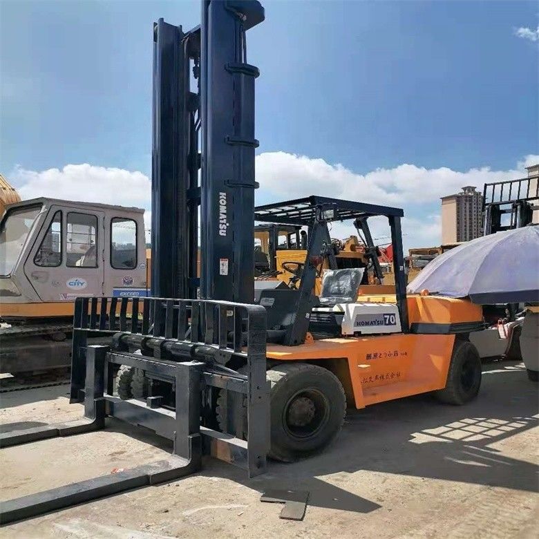 Forquilha diesel Komatsu FD70 de segunda mão fabricada no Japão com capacidade de carga de 7000 kg
