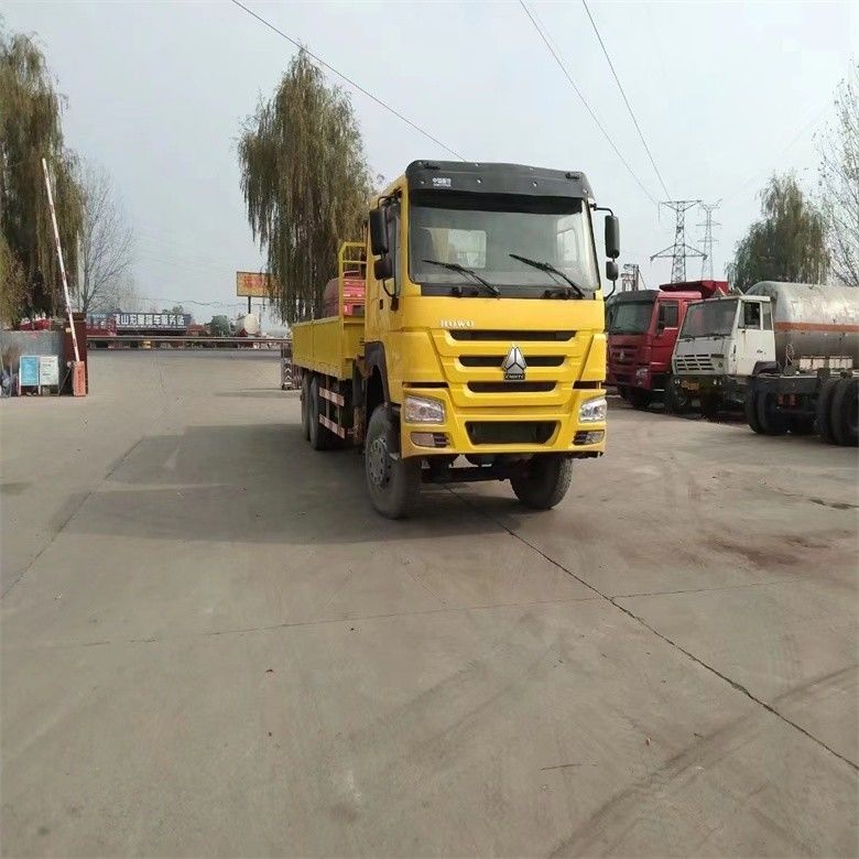 Guindaste montado num camião de 10 toneladas com motor Sinotruk WD615 e cilindro hidráulico original