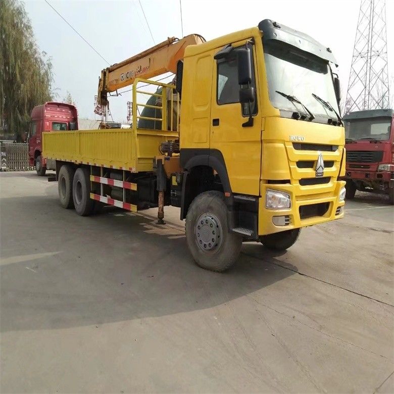 Guindaste montado num camião de 10 toneladas com motor Sinotruk WD615 e cilindro hidráulico original