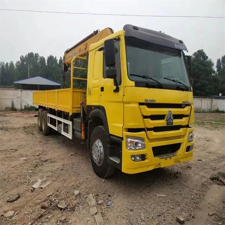 Guindaste montado num camião de 10 toneladas com motor Sinotruk WD615 e cilindro hidráulico original