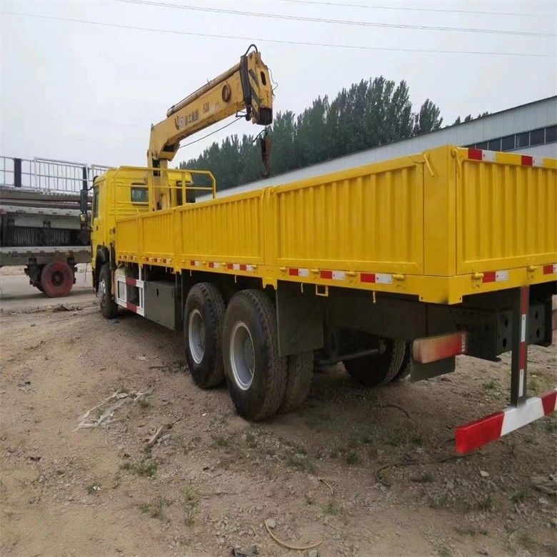 Guindaste montado num camião de 10 toneladas com motor Sinotruk WD615 e cilindro hidráulico original