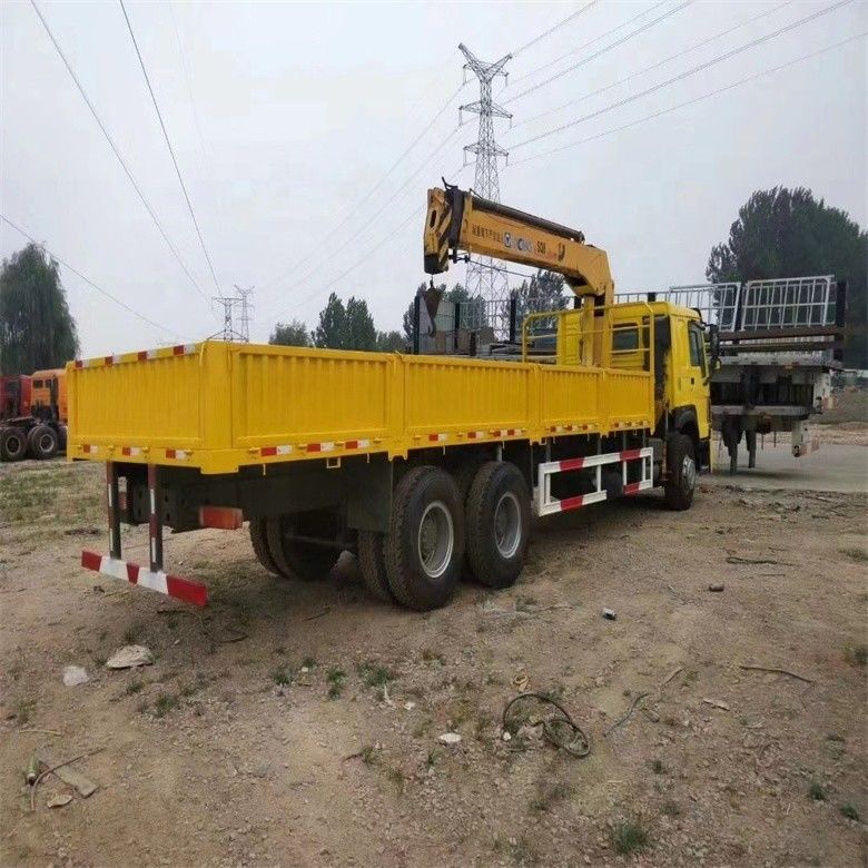 Guindaste montado num camião de 10 toneladas com motor Sinotruk WD615 e cilindro hidráulico original