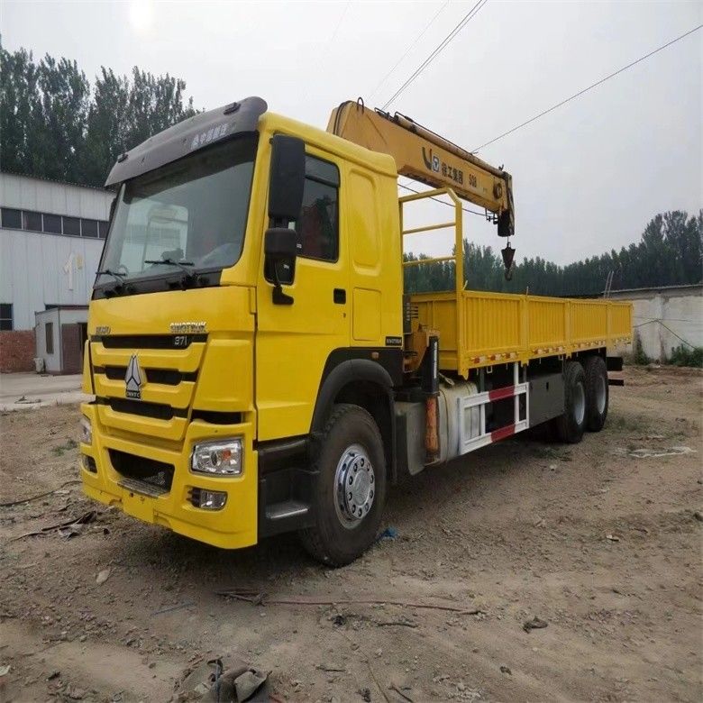Guindaste montado num camião de 10 toneladas com motor Sinotruk WD615 e cilindro hidráulico original