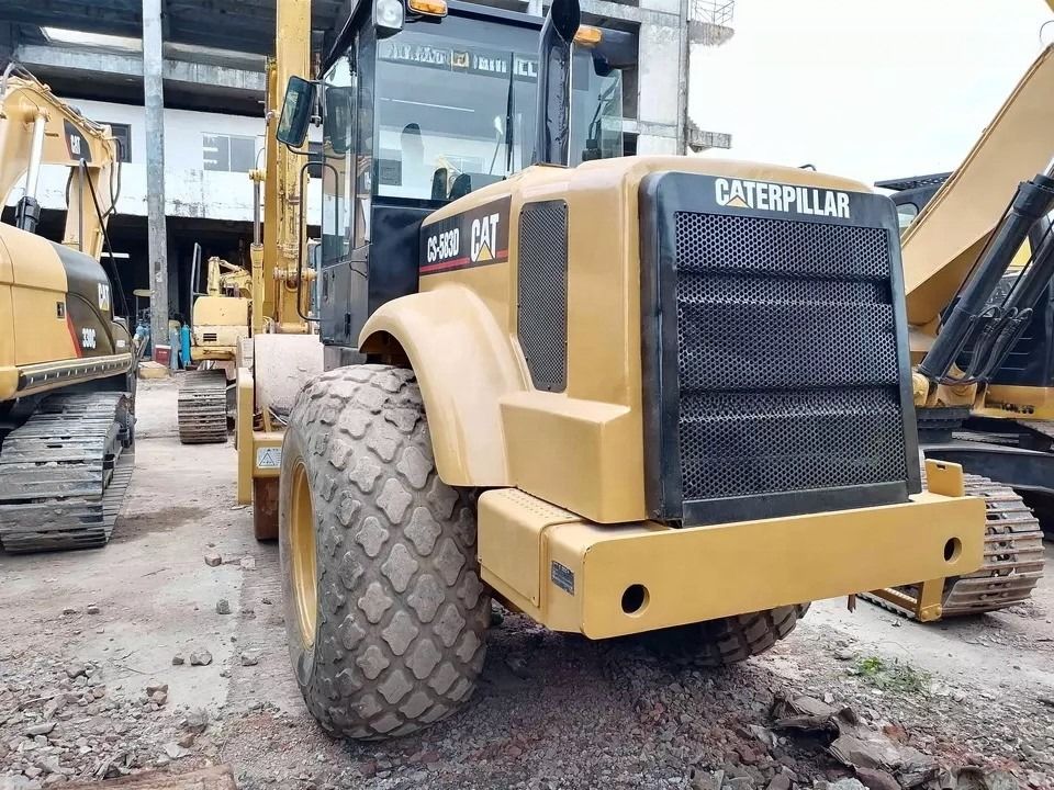 Bom estado CAT CS-583D Vibratory Single Drum Road Roller com peças de reposição originais