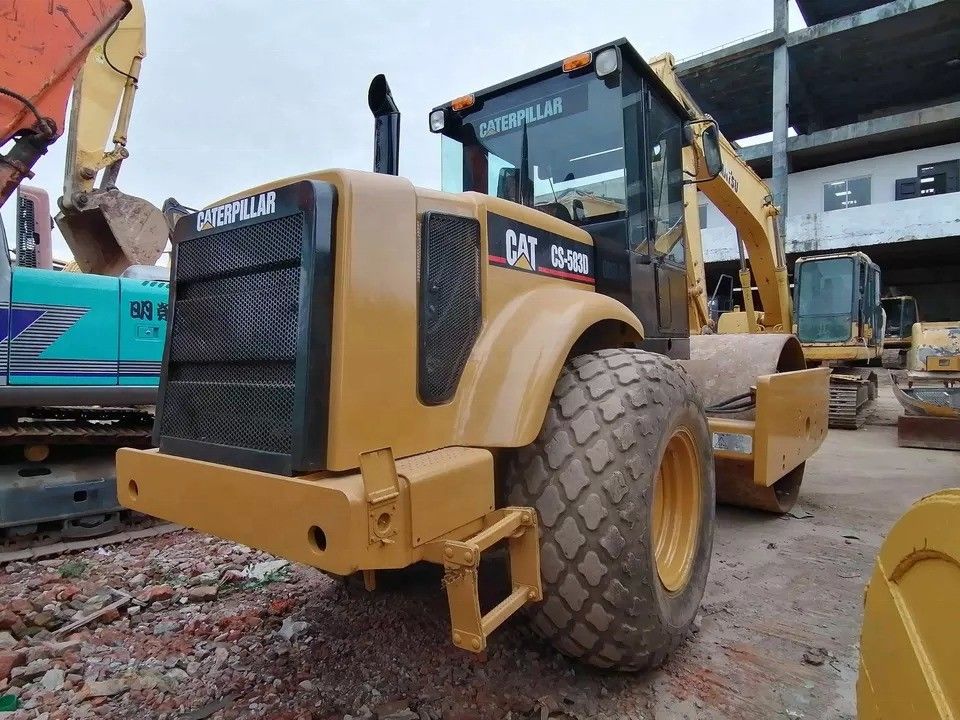 Bom estado CAT CS-583D Vibratory Single Drum Road Roller com peças de reposição originais