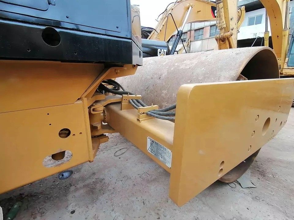 Bom estado CAT CS-583D Vibratory Single Drum Road Roller com peças de reposição originais