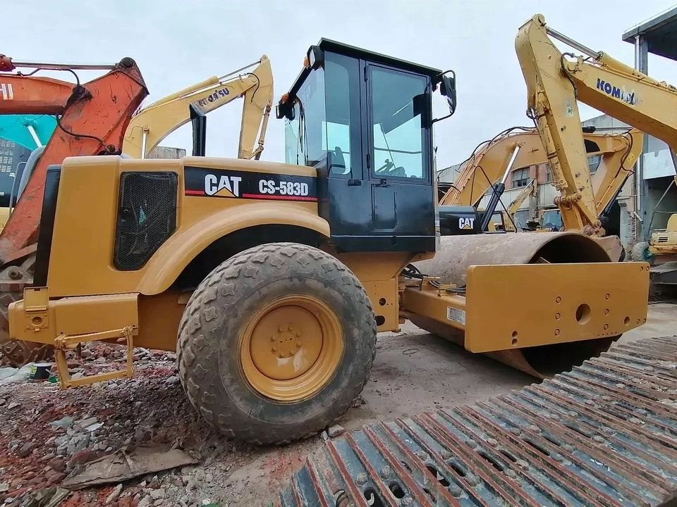 Bom estado CAT CS-583D Vibratory Single Drum Road Roller com peças de reposição originais
