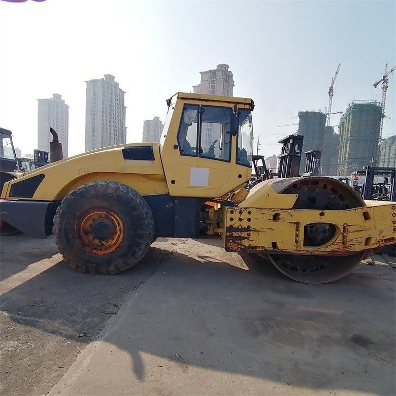 Grande popularidade gozada pelo compactador BW 226DH-4 Bomag com 2000-2100 horas de trabalho