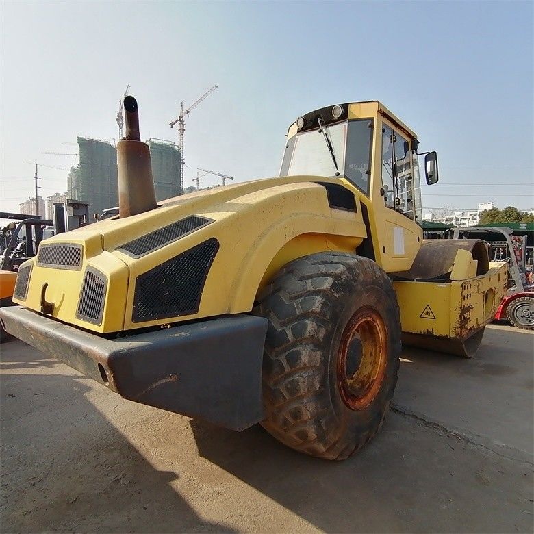 Grande popularidade gozada pelo compactador BW 226DH-4 Bomag com 2000-2100 horas de trabalho
