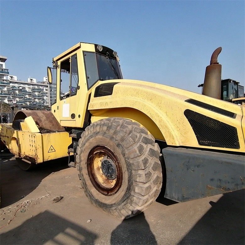 Grande popularidade gozada pelo compactador BW 226DH-4 Bomag com 2000-2100 horas de trabalho