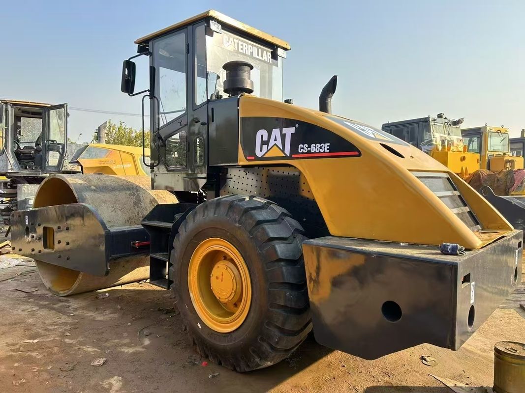Compactor de rolos vibratórios CAT CS-683E usado 1,8 mm Amplitude 134 kW Potência do motor